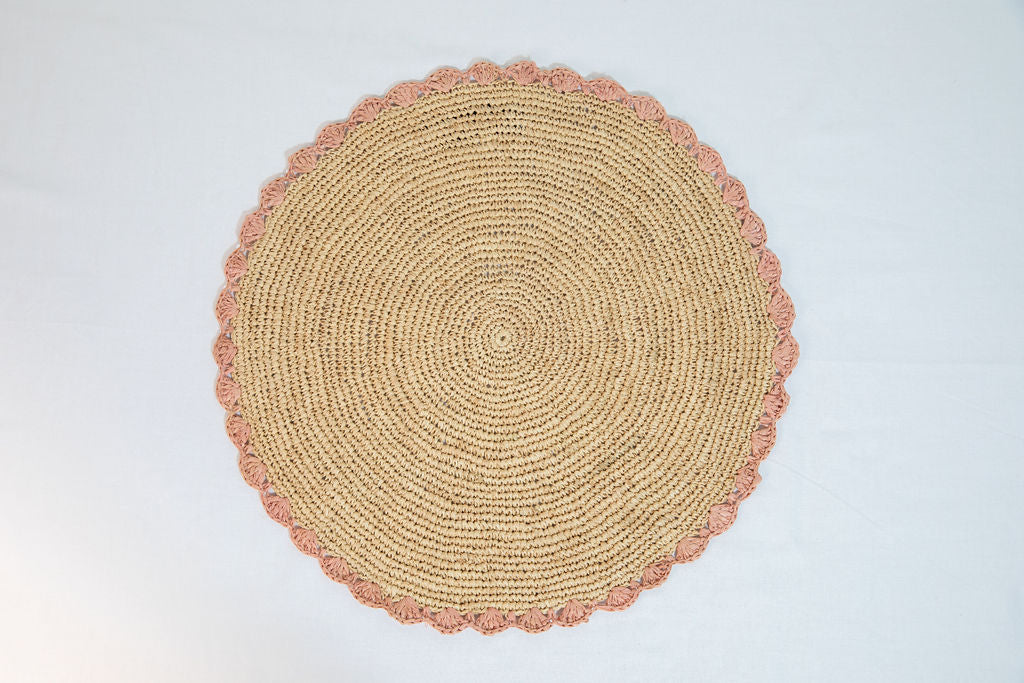 Aura Pink edge placemat, Woven raffia tabletop