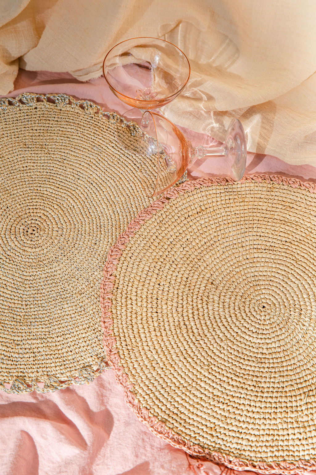 Aura Pink edge placemat, Woven raffia tabletop