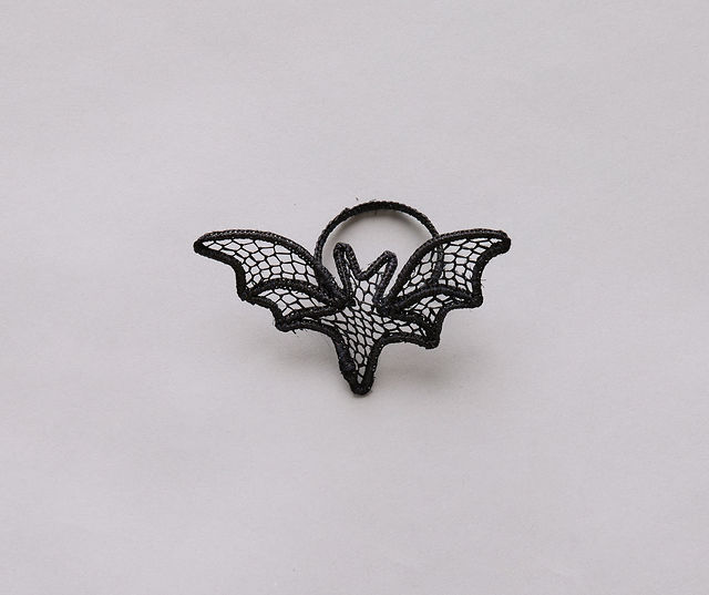 Halloween Bat Napkin Ring – Black Lace Gothic Napkin Holder – Handmade Spooky Table Decor – Fall Party Accent – Witchy Dinner Setting