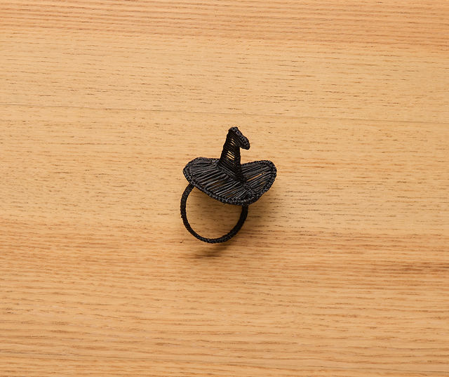Handmade black witch hat napkin ring, woven from raffia. Spooky Halloween table decor, perfect for fall parties and witchy dining setups.