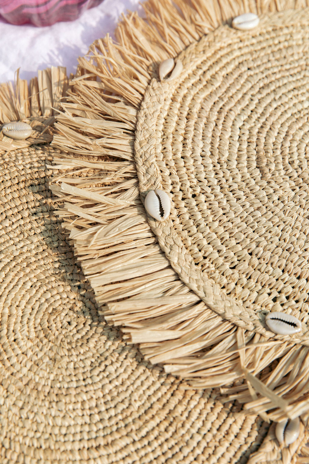 Round natural raffia tabletop with fringes, Woven raffia Placemat